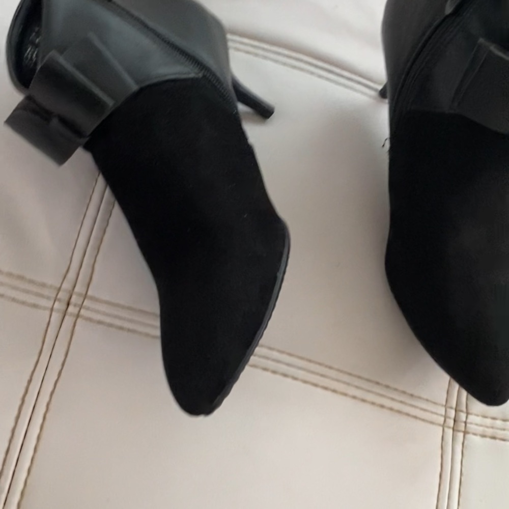 Bowtie Bootie Size 10M, color Black